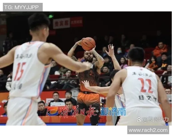 四川男篮与八一队激战正酣谁能在这场对决中笑到最后